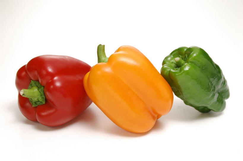 无人,横图,室内,特写,白天,白色背景,正面,餐桌,桌子,辣椒,蔬菜,阴影,新鲜,反射,影子,食品,食物,三个,红色,绿色,橙色,摄影,有机食品,绿色食品,影棚,餐台,黄辣椒,彩椒,辣角,红海椒,大椒,辣虎,广椒,甜椒,柿子椒,辣子,海椒,番椒,灯笼椒,彩图,影棚拍摄,拍摄,黄灯笼辣椒,黄帝椒