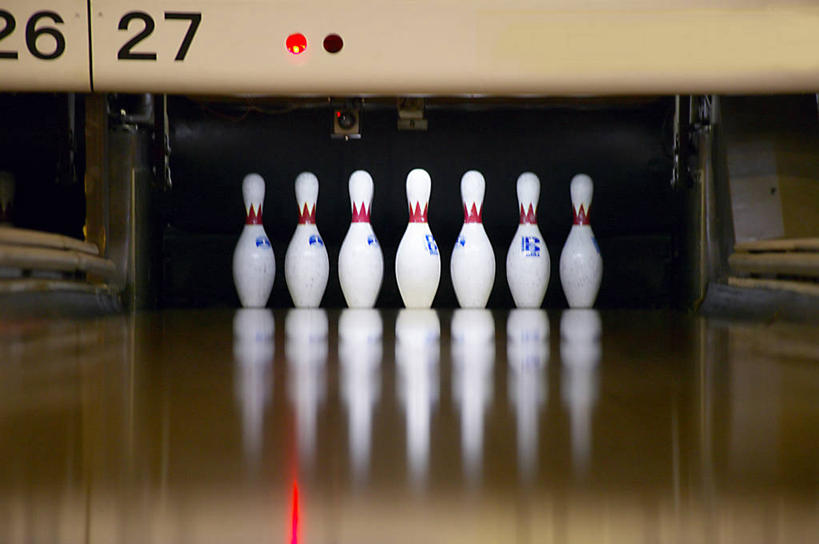 无人,横图,室内,白天,正面,锻炼,运动,保龄球,静物,阴影,光线,影子,灯光,保龄球馆,保龄球瓶,速度,娱乐,运动器械,球道,倒影,健身器械,力量,平衡,技巧,协调,倒映,健身器材,灵敏,球馆,柔韧,趣味,耐力,抗争,球瓶,保龄球道,反照,体育,彩图,健身,运动器材