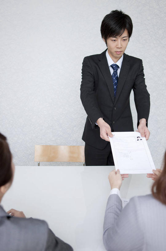 东方人,三个人,同事,商务人士,商务男性,商务女性,办公室,站,坐,竖图,俯视,室内,白天,衬衫,成功,合作,团队,集体,信心,家具,桌子,椅子,亚洲,握,阴影,套装,反射,材料,档案,文件,影子,办公桌,木椅,墙,领带,注视,黄种人,队伍,墙壁,墙面,白色,资料,观察,看,站着,握着,观看,面试,察看,领导,简历,象征,庄重,成就,关注,文档,商务装,身份,合伙,领袖,工薪阶层,办公家具,正式,地位,男人,男性,年轻男性,年轻女性,女人,女性,亚洲人,白领,上班族,站立,坐着,半身,彩图,高角度拍摄,衬衣,口试