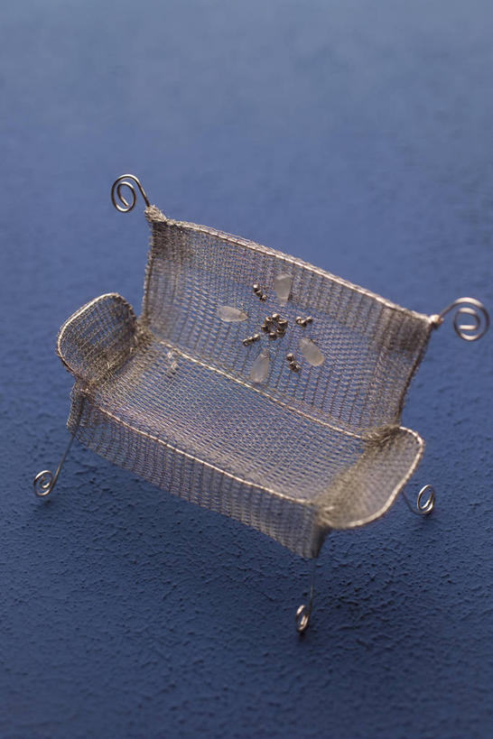 无人,竖图,俯视,室内,特写,白天,静物,工艺美术品,一把,阴影,灰色背景,艺术,反射,板凳,影子,凳子,艺术品,工艺品,摄影,影棚,工艺,美术,彩图,高角度拍摄,影棚拍摄,拍摄