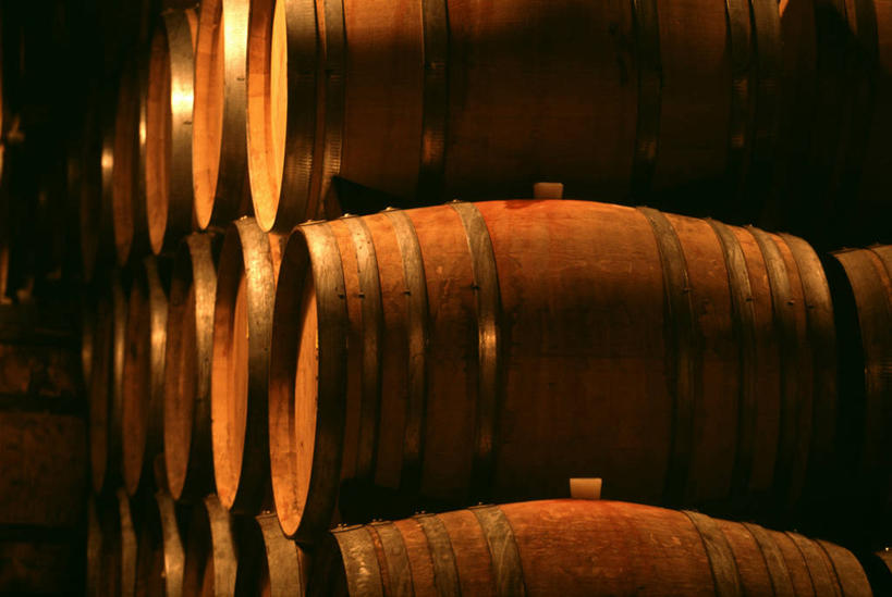 无人,横图,室内,特写,白天,正面,静物,一排,许多,阴影,朦胧,模糊,整齐,并列,并排,光线,木桶,桶,影子,灯光,很多,酒窖,排列,容器,储藏,储存,队列,平行,彩图,酒库,贮存
