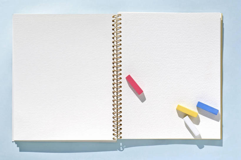 无人,横图,俯视,室内,特写,白天,静物,一本,阴影,蓝色背景,反射,笔,蜡笔,影子,办公用品,素描本,文具,本子,学习用品,摄影,影棚,文具用品,三支,彩图,高角度拍摄,影棚拍摄,拍摄,速写本,画画本,绘图本,手绘本,涂鸦本