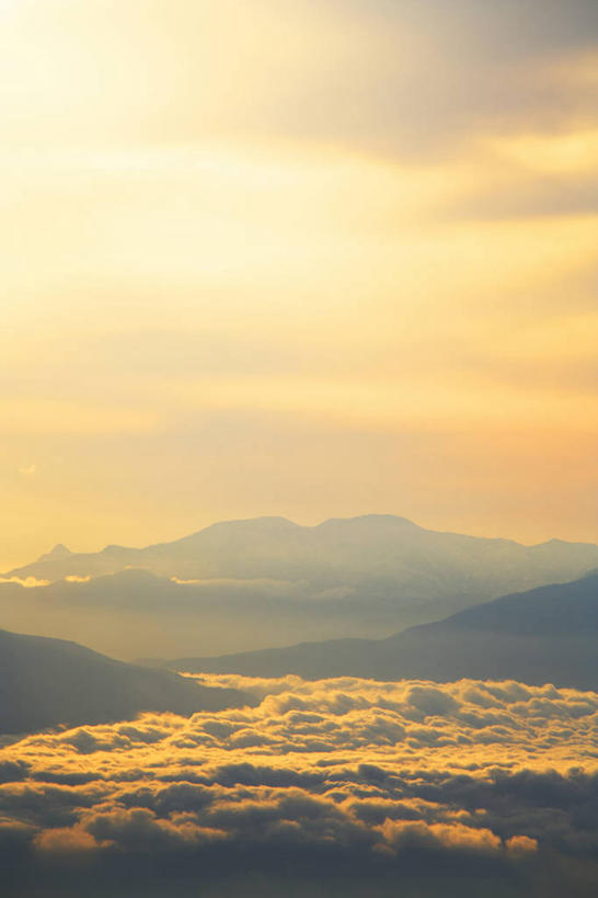 无人,竖图,室外,白天,正面,旅游,度假,美景,日落,山,山脉,雾,日本,亚洲,朦胧,模糊,景观,山峰,晚霞,霞光,落日,山峦,背光,娱乐,自然,黄昏,群山,享受,休闲,景色,彩霞,放松,连绵,迷雾,绵延,自然风光,逆光,东亚,本州,本州岛,日本国,中部地方,新潟,新潟县,联贯,夕照,薄暮,大雾,夕阳,彩图,傍晚,妙高市,妙高山,斜阳