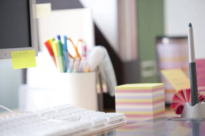 无人,办公室,横图,室内,特写,白天,正面,电脑,显示器,鼠标,键盘,家具,桌子,静物,名片,笔筒,阴影,朦胧,模糊,反射,粘性,网络,信息,笔,影子,办公桌,办公用品,便利贴,便签,联系,输入设备,通讯设备,架子,文具,卡片,容器,学习用品,器皿,台式电脑,储藏,文具用品,记事,储存,通信设备,身份,输出设备,办公家具,快捷,名刺,名帖,交往,方便,N次贴,便条贴,告诉贴,即时贴,名片架,旋转名片架,插笔器具,文房用具,便贴纸,彩图,商业,桌面名片架,贮存