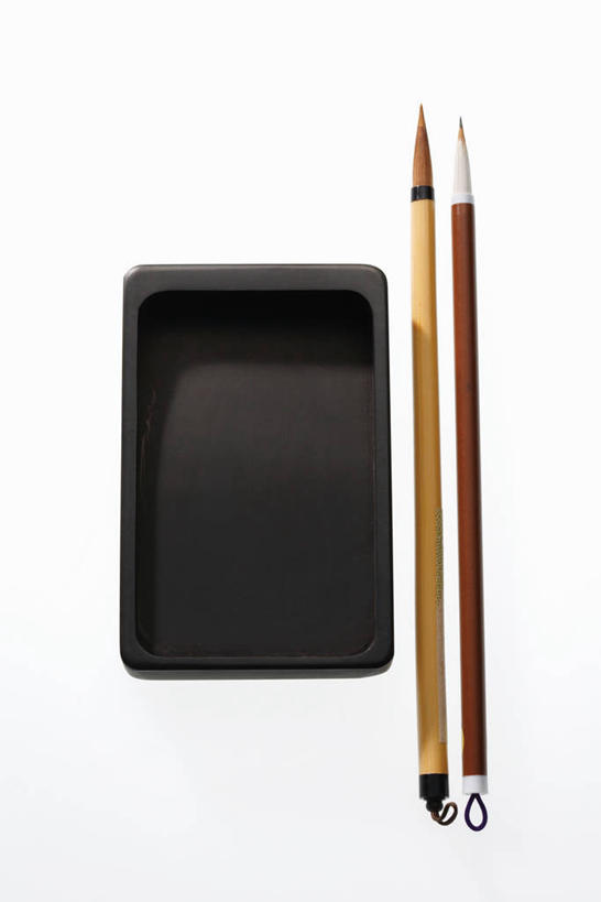 无人,竖图,俯视,室内,特写,白天,白色背景,静物,阴影,反射,笔,毛笔,砚台,影子,办公用品,砚,文具,学习用品,摄影,影棚,文具用品,文房四宝,彩图,高角度拍摄,影棚拍摄,拍摄