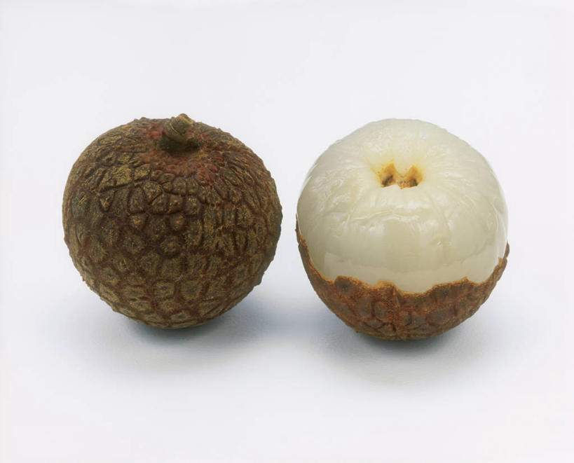 无人,横图,俯视,室内,特写,白天,白色背景,荔枝,水果,阴影,新鲜,反射,影子,生食,食品,果实,食物,两个,剥开,摄影,有机食品,绿色食品,影棚,离枝,彩图,高角度拍摄,影棚拍摄,拍摄