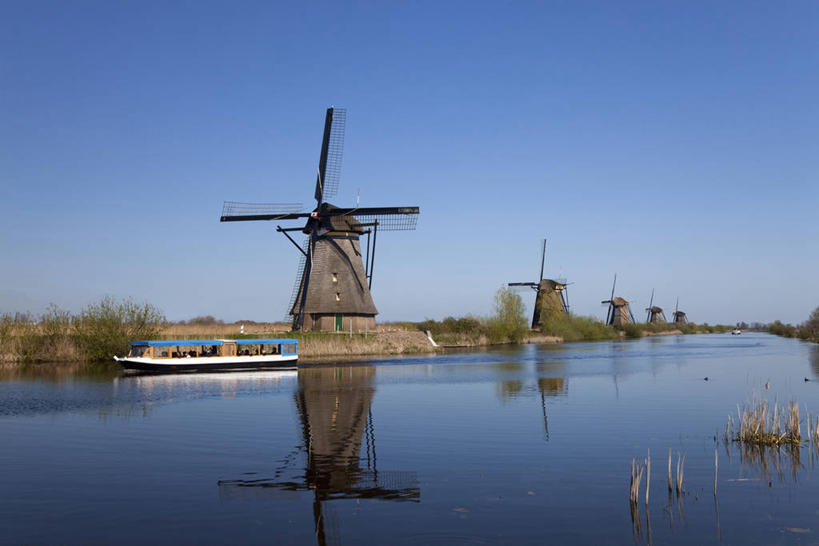 无人,农田,横图,室外,白天,正面,旅游,度假,庄稼,农作物,灌溉,河流,美景,水,轮船,船,风车,欧洲,荷兰,一艘,阴影,环保,光线,影子,河水,景观,水流,娱乐,蓝色,蓝天,天空,阳光,自然,交通工具,天,享受,休闲,景色,放松,能源,晴朗,回收,资源,浇灌,荷兰风车,西欧,自然风光,载具,利用,低碳,循环,万里无云,磨坊,荷兰王国,尼德兰王国,持续,南荷兰省,小孩堤防,金德代克,金德代克.埃尔斯豪特风车群,金德代克风车群,小孩堤防.埃尔斯豪特风车群,晴空,晴空万里,彩图,耕地,庄稼田