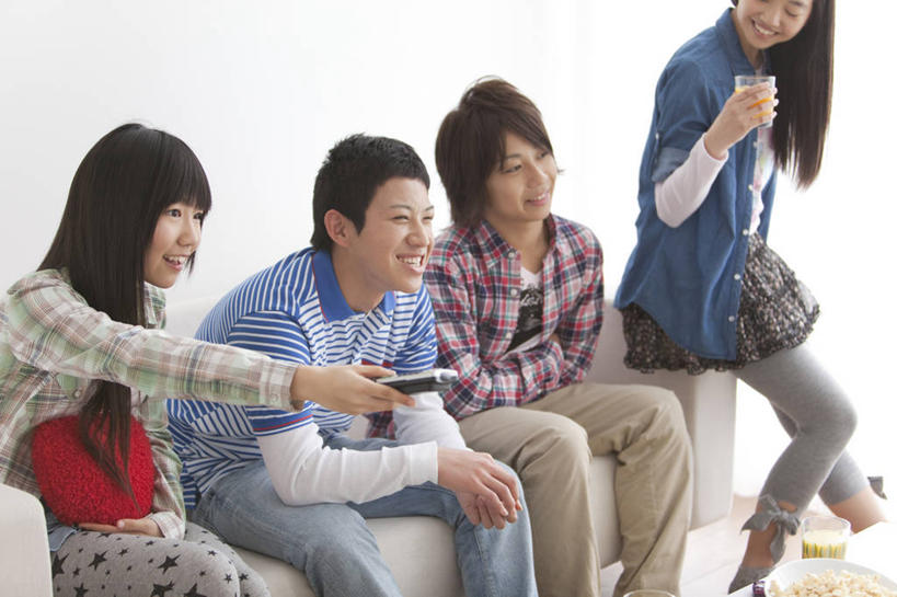 东方人,四个人,伙伴,朋友,客厅,坐,笑,双手交叉,微笑,露齿笑,横图,室内,白天,侧面,友谊,沙发,杯子,亚洲,握,服装,瓷器,咖啡杯,陶瓷制品,拿,拿着,扭头,注视,休闲装,黄种人,开关,衣服,按钮,遥控器,观察,看,转头,休闲,休闲服,握着,服饰,观看,控制,调节,察看,遥控,起居室,双手抱胸,关注,瓷杯,布艺沙发,客堂,友情,按键,男人,男性,年轻男性,年轻女性,女人,女性,亚洲人,坐着,半身,彩图