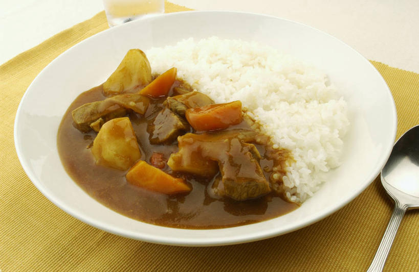 米饭,咖哩,无人,横图,俯视,室内,特写,白天,烹饪,餐桌,桌子,萝卜,胡萝卜,蔬菜,土豆,餐具,阴影,朦胧,模糊,新鲜,反射,碟子,盘,影子,勺子,调料,料理,食品,饭,调味品,调味料,咖喱,菜肴,美食,食物,盘子,调羹,碟,汤匙,佳肴,有机食品,绿色食品,餐台,五谷,黄萝卜,番萝卜,咖喱饭,馍馍蛋,印度菜,印度料理,洋芋,山药蛋,马铃薯,红萝卜,甘荀,彩图,高角度拍摄,丁香萝卜,胡芦菔金,金笋