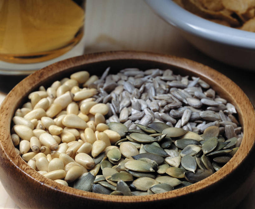 点心,无人,横图,俯视,室内,特写,白天,餐桌,桌子,一堆,许多,阴影,堆叠,堆积,朦胧,模糊,反射,木制,影子,食品,坚果,很多,小吃,食物,一个,木制品,容器,碗,西瓜子,零食,单个,餐台,储藏,堆,瓜子,储存,彩图,高角度拍摄,贮存