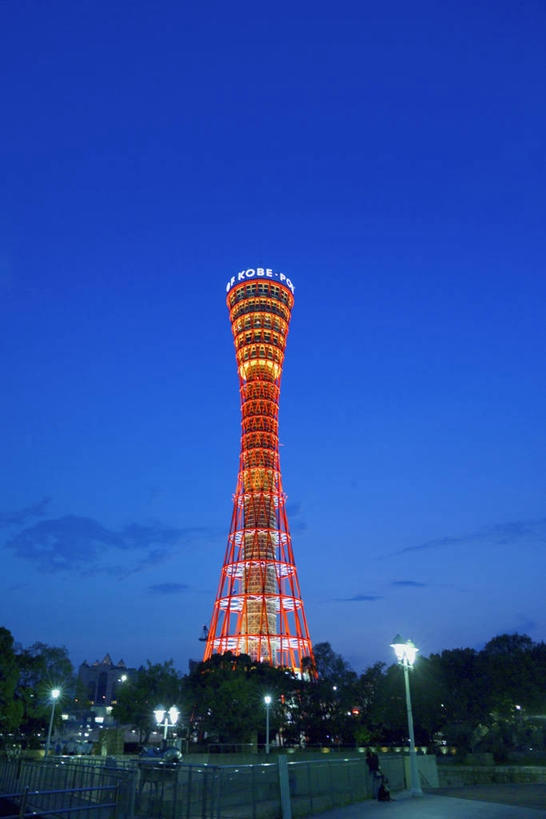 无人,竖图,室外,夜晚,仰视,度假,美景,植物,城市风光,标志建筑,城市,地标,建筑,路灯,照明,日本,亚洲,阴影,光线,影子,景观,建筑群,灯光,娱乐,建设,灯,树,树木,绿色,自然,享受,休闲,景色,放松,生长,成长,照亮,照明设备,东亚,观光塔,本州,本州岛,日本国,近畿地方,近畿,兵库,兵库县,神户,神户港,神户港口塔,神户市,神戸,县厅,神戸市,彩图,低角度拍摄,神户港塔