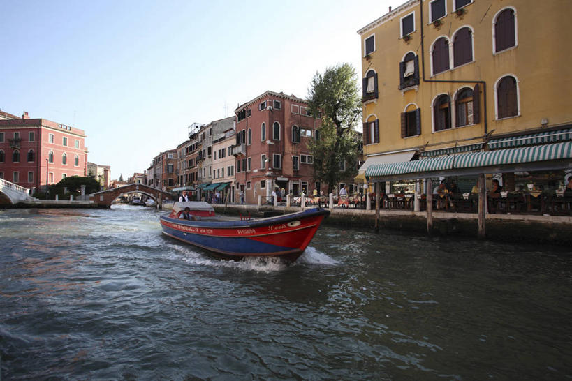 西方人,站,走,横图,室外,白天,正面,度假,河流,美景,水,植物,窗户,城市风光,城市,船,意大利,欧洲,威尼斯,欧洲人,一排,许多,行人,游客,游人,阴影,波纹,飞溅,服装,整齐,并列,并排,溅,光线,盆栽,液体,影子,河水,景观,水滴,水流,盆景,很多,许多人,注视,休闲装,娱乐,路人,旅客,玻璃窗,水珠,排列,衣服,蓝色,绿色,蓝天,水纹,天空,阳光,自然,船尾波,交通工具,波浪,天,观察,看,站着,一群人,享受,休闲,休闲服,景色,放松,服饰,生长,晴朗,成长,观看,察看,威尼托,队列,关注,南欧,喷洒,载具,平行,摩托艇,威尼托大区,万里无云,意大利共和国,首府,威内托,威内托大区,过客,男人,男性,年轻男性,年轻女性,女人,女性,白种人,晴空,晴空万里,步行,散步,站立,走路,半身,彩图,大运河