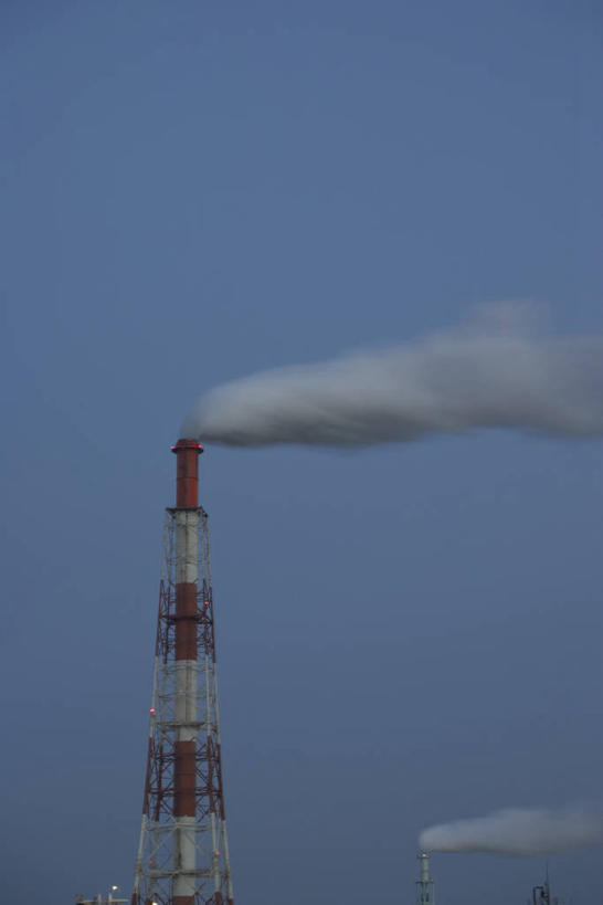 无人,栏杆,竖图,室外,白天,仰视,烟囱,日本,亚洲,环保,烟雾,围栏,护栏,蓝色,蓝天,天空,天,能源,晴朗,回收,资源,利用,低碳,东亚,循环,本州,万里无云,三重县,本州岛,日本国,近畿地方,近畿,持续,三重,晴空,晴空万里,彩图,低角度拍摄