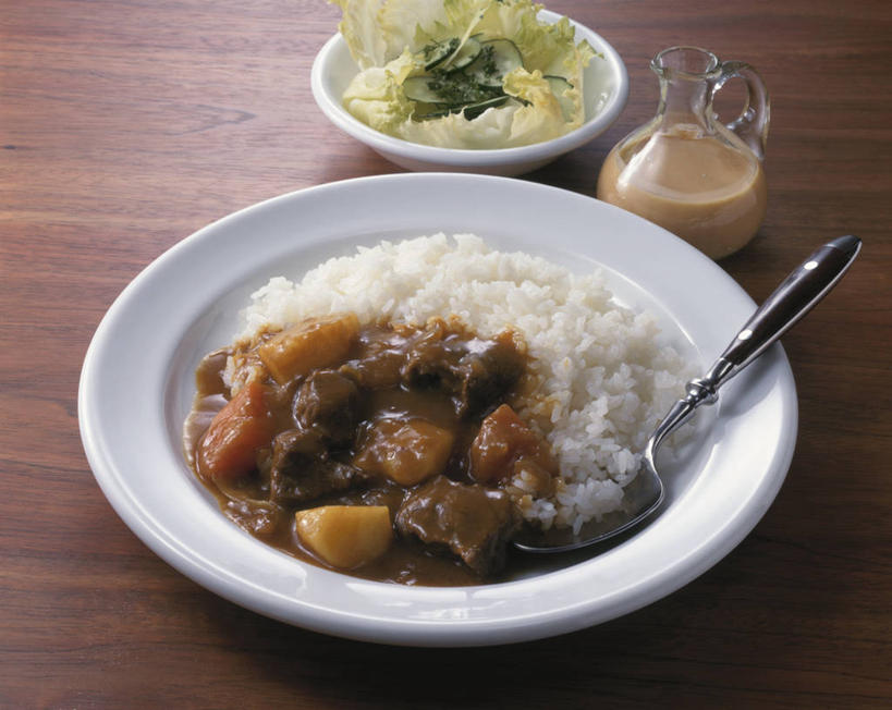 米饭,咖哩,无人,横图,俯视,室内,特写,白天,烹饪,餐桌,桌子,蔬菜,土豆,一把,阴影,新鲜,反射,木制,壶,影子,勺子,陶瓷,调料,肉,牛肉,料理,食品,陶瓷制品,饭,调味品,调味料,咖喱,菜肴,美食,肉类,水壶,食物,茶壶,木制品,容器,调羹,汤匙,碗,佳肴,有机食品,绿色食品,餐台,储藏,五谷,储存,肉食,咖喱饭,馍馍蛋,印度菜,印度料理,洋芋,山药蛋,马铃薯,彩图,高角度拍摄,贮存