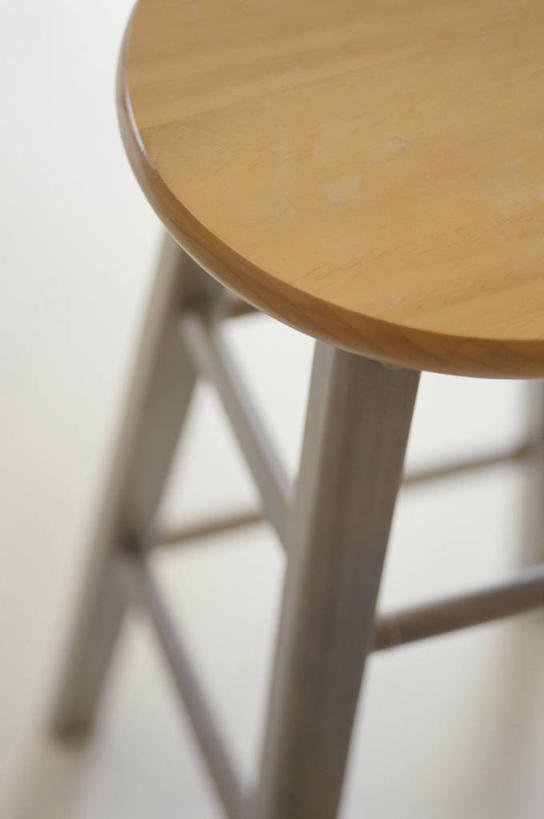 无人,竖图,俯视,室内,特写,白天,静物,一把,阴影,朦胧,模糊,反射,木制,板凳,影子,凳子,木制品,彩图,高角度拍摄