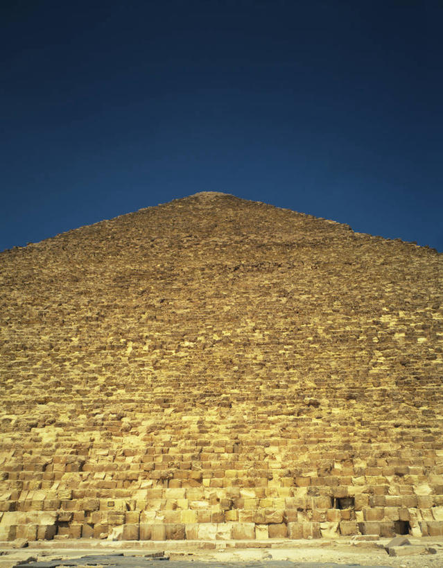 无人,竖图,室外,白天,仰视,旅游,度假,名胜古迹,地标,非洲,埃及,阴影,遗迹,光线,影子,墙,古迹,历史,文物,娱乐,古建筑,墙壁,墙面,蓝色,蓝天,天空,阳光,天,享受,休闲,旅游胜地,金字塔,放松,晴朗,陵墓,古文明,万里无云,吉萨,吉萨金字塔,胡夫金字塔,海夫拉金字塔,门卡乌拉金字塔,古代七大奇迹,阿拉伯埃及共和国,金字塔之国,棉花之国,古夫王金字塔,卡拉夫王金字塔,孟卡拉王金字塔,方锥形,阿非利加洲,晴空,晴空万里,彩图,低角度拍摄,标志性建筑