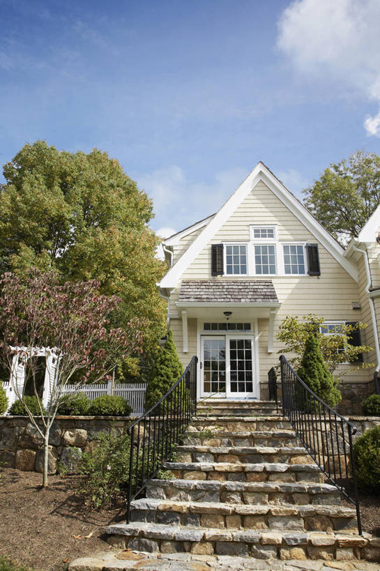 无人,家,栏杆,竖图,室外,白天,正面,度假,草地,草坪,美景,树林,植物,别墅,窗户,楼梯,城市风光,城市,美国,阴影,光线,扶手,影子,房屋,阶梯,屋子,景观,云,云朵,公寓,云彩,娱乐,洋房,护栏,楼房,玻璃窗,台阶,住宅,草,树,树木,蓝色,绿色,白云,蓝天,天空,阳光,自然,天,享受,休闲,景色,放松,生长,晴朗,成长,北美,北美洲,美洲,新泽西,北亚美利加洲,亚美利加洲,新泽西州,新州,花园之州,花园州,晴空,彩图,房子,查塔姆县,美利坚合众国