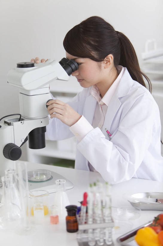 东方人,一个人,科学家,坐,竖图,室内,白天,侧面,实验,仪器,窗户,桌面,桌子,杯子,亚洲,仅一个年轻女性,仅一个女性,仅一个人,握,阴影,服装,检查,研究,透明,反射,分析,科学,化学,测试,试管,试剂瓶,显微镜,影子,墙,实验室,研究室,注视,黄种人,玻璃窗,墙壁,墙面,玻璃制品,衣服,白色,玻璃瓶,瓶子,观察,看,器皿,清晰,探索,握着,服饰,放大,观看,仔细,透镜,察看,凸透镜,聚焦,衣着,科研人员,白大褂,穿着,关注,研究者,工作台,计量,试验室,实验服,科学研究者,玻璃仪器,试验耗材,实验用品,光学,清楚,衣饰,年轻女性,女人,女性,亚洲人,科学工作者,玻璃杯,坐着,半身,彩图,实验衣,实验台,实验桌