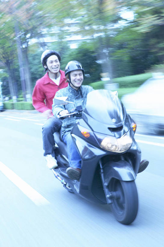 东方人,两个人,伙伴,朋友,坐,笑,微笑,露齿笑,竖图,室外,白天,正面,友谊,草地,草坪,树林,植物,摩托车,帽子,亚洲,两顶,一辆,阴影,服装,朦胧,模糊,光线,头盔,影子,注视,休闲装,黄种人,车,草,树,树木,骑,衣服,绿色,阳光,自然,安全帽,交通工具,观察,驾驶,看,行驶,骑车,休闲,休闲服,服饰,生长,成长,观看,操纵,控制,察看,关注,载具,操控,把持,友情,男人,男性,年轻男性,亚洲人,坐着,彩图,全身,骑行头盔