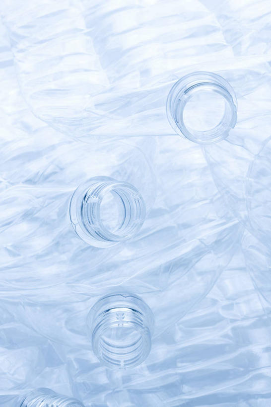 无人,竖图,室内,白天,正面,静物,阴影,反射,影子,破坏,破损,三个,瓶子,塑料制品,塑料瓶,损坏,彩图