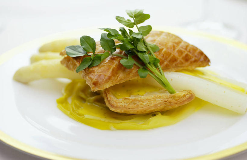 无人,横图,俯视,室内,特写,白天,烹饪,西餐,餐桌,桌子,芦笋,蔬菜,餐具,阴影,新鲜,反射,碟子,盘,影子,白芦笋,调料,酱料,酱汁,佐料,料理,食品,调味品,调味料,酱,菜肴,美食,食物,一个,白色,盘子,碟,西式,佳肴,有机食品,绿色食品,单个,餐台,酥皮,猪尾巴,药鸡豆子,石刁柏,蚂蚁杆,龙须菜,狼尾巴根,彩图,高角度拍摄