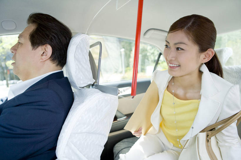 东方人,两个人,商务人士,司机,商务女性,坐,笑,微笑,露齿笑,横图,室内,白天,正面,窗户,汽车,亚洲,一辆,阴影,套装,反射,包,公文包,影子,注视,黄种人,玻璃窗,车,一个,车窗,交通工具,轿车,观察,看,单个,公事包,观看,察看,关注,载具,商务装,工薪阶层,男人,男性,年轻女性,女人,女性,中年男性,亚洲人,白领,驾驶员,上班族,坐着,半身,彩图