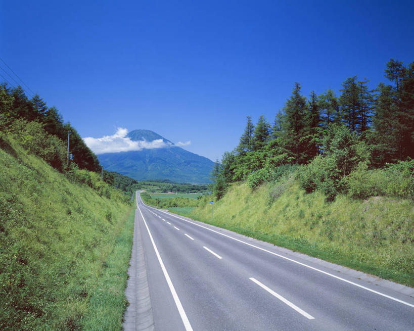 无人,公园,横图,室外,白天,正面,消失点,旅游,度假,草地,草坪,美景,山,山脉,植物,道路,路,公路,北海道,日本,亚洲,阴影,光线,影子,景观,山峰,分界线,停车线,交通,山峦,娱乐,草,树,树木,蓝色,绿色,蓝天,天空,阳光,自然,群山,天,享受,休闲,景色,放松,生长,晴朗,成长,车行道,车行道分界线,自然风光,标线,东亚,车行线,万里无云,日本国,北海道地方,北海道岛,国立公园,羊蹄山,支笏洞爷国立公园,晴空,晴空万里,马路,彩图,没影点,灭点