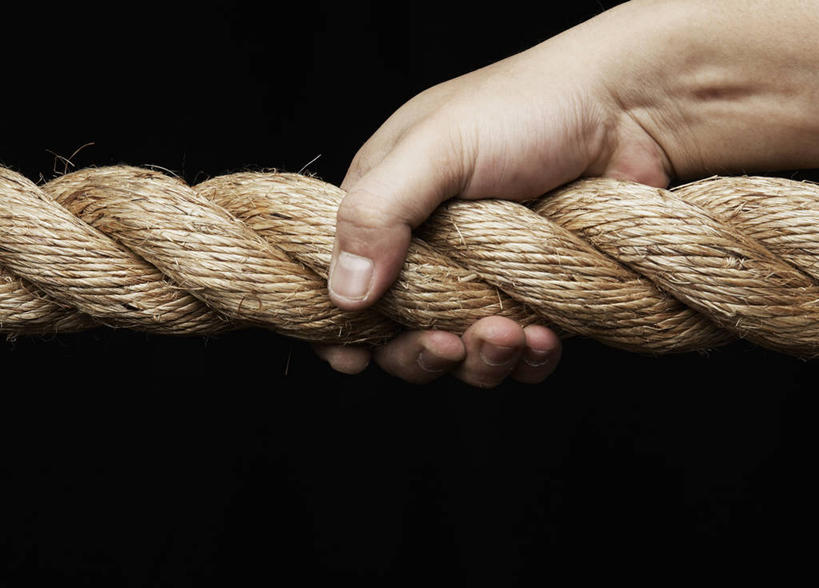 东方人,手,一个人,横图,室内,特写,白天,正面,亚洲,仅一个男性,仅一个人,握,阴影,黑色背景,反射,麻绳,影子,拿,拿着,黄种人,仅一个年轻男性,绳子,手部,握着,摄影,影棚,单手,绳索,男人,男性,年轻男性,亚洲人,半身,彩图,影棚拍摄,拍摄