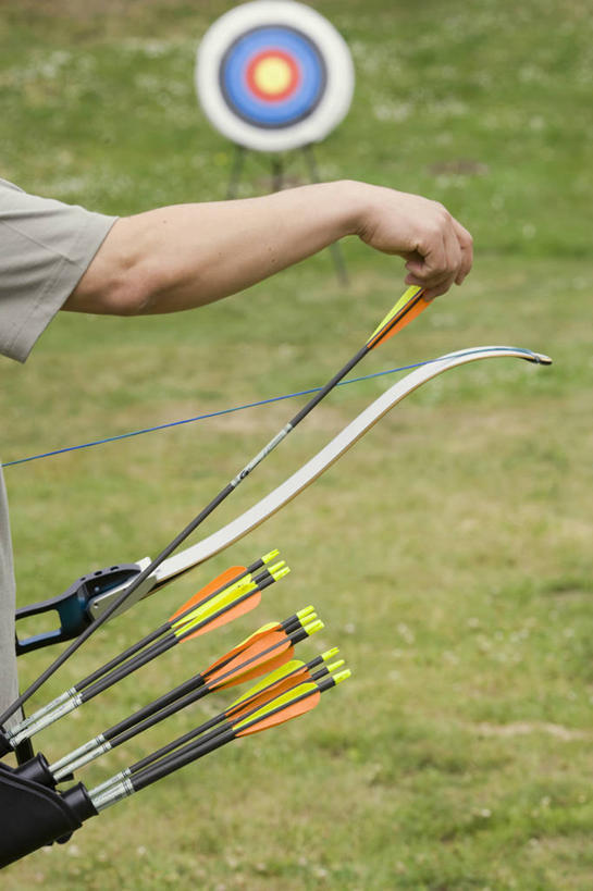 西方人,手,一个人,站,竖图,室外,白天,正面,锻炼,快乐,比赛,运动,竞争,射箭,草地,草坪,植物,欧洲,欧洲人,仅一个男性,仅一个人,仅一个中年男性,握,服装,弓箭,拿,拿着,休闲装,娱乐,草,衣服,绿色,站着,休闲,手部,休闲服,握着,服饰,单手,体育运动,箭术,体育,射箭比赛,射箭赛,射箭运动,男人,男性,中年男性,白种人,站立,半身,彩图,健身