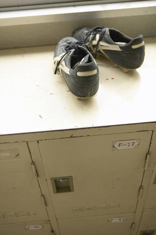 无人,竖图,俯视,室内,特写,白天,运动鞋,柜子,静物,鞋子,一双,阴影,反射,影子,足球鞋,储物柜,储存,鞋钉,储备,蕴藏,贮备,彩图,高角度拍摄,贮存