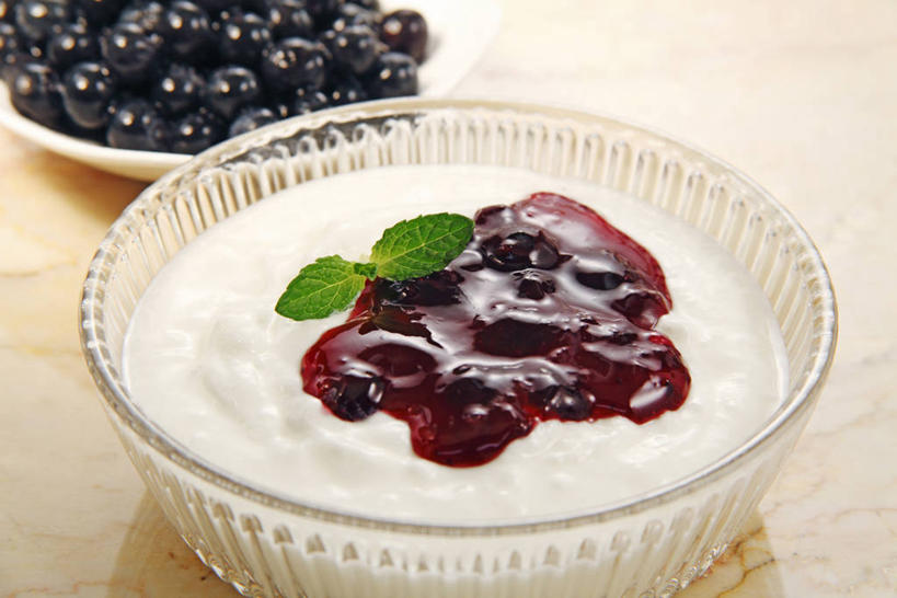 牛奶,无人,横图,俯视,室内,特写,白天,餐桌,桌子,浆果,蓝莓,餐具,水果,叶子,玻璃,阴影,新鲜,反射,碟子,盘,影子,生食,食品,果实,绿叶,饮品,营养,酸奶,玻璃制品,食物,饮料,两个,盘子,容器,碟,碗,果酱,嫩叶,有机食品,绿色食品,餐台,储藏,乳制品,奶,储存,发酵,蓝莓酱,优格,优酪乳,果子酱,叶,叶片,山都柿,蓝浆果,蓝靛果,彩图,高角度拍摄,都柿,笃斯,贮存