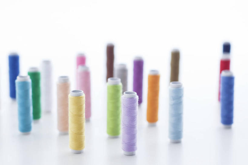 无人,横图,彩色,室内,特写,白天,白色背景,正面,静物,一排,许多,阴影,朦胧,模糊,整齐,并列,并排,反射,线,影子,很多,排列,摄影,影棚,五颜六色,色彩斑斓,队列,五彩缤纷,平行,线轴,五彩斑斓,五光十色,彩图,影棚拍摄,拍摄,细线