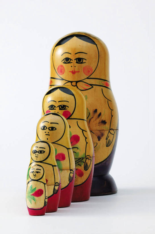 无人,竖图,室内,特写,白天,白色背景,正面,爱情,游戏,静物,玩具,五个,一排,许多,阴影,艺术,整齐,反射,木制,影子,玩,文化,娱乐,排列,木制品,休闲,益智,摄影,影棚,活动,空心,队列,发泄,消遣,智力,亲情,套娃,俄罗斯套娃,宣泄,思念,玩耍,嬉戏,彩图,影棚拍摄,拍摄,俄罗斯文化