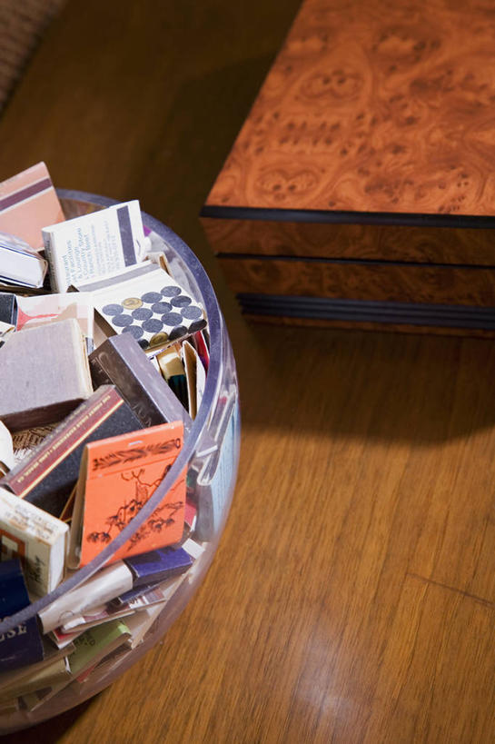 无人,交叉,竖图,俯视,室内,特写,白天,桌面,桌子,竹子,静物,一堆,许多,堆叠,堆积,竹制,编织,木制,火柴,篮子,纸盒,木桌,很多,盒子,火柴盒,一个,包装盒,木制品,容器,竹篮,单个,储藏,竹条,堆,交织,竹制品,洋火,储存,火柴梗,取火工具,穿插,彩图,高角度拍摄,木桌子,贮存