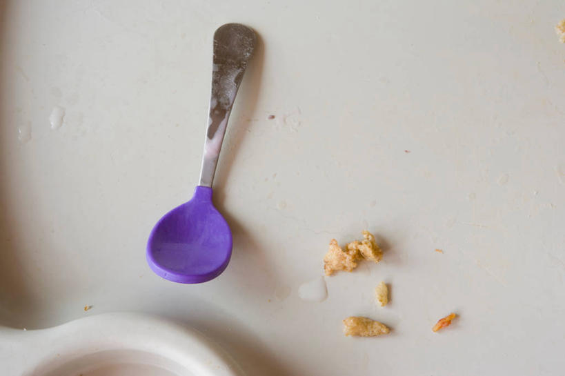 无人,横图,俯视,室内,特写,白天,椅子,勺子,一个,紫色,调羹,汤匙,肮脏,单个,儿童椅,婴儿椅,邋遢,宝宝餐椅,宝宝椅,儿童餐椅,婴儿高脚椅,龌龊,污秽,彩图,高角度拍摄