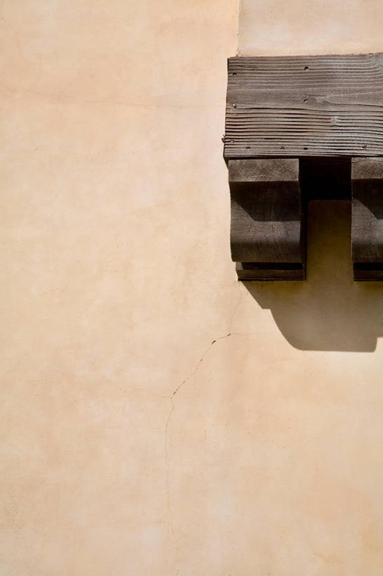 无人,竖图,室内,特写,白天,正面,静物,阴影,反射,木制,影子,墙,墙壁,墙面,木制品,彩图