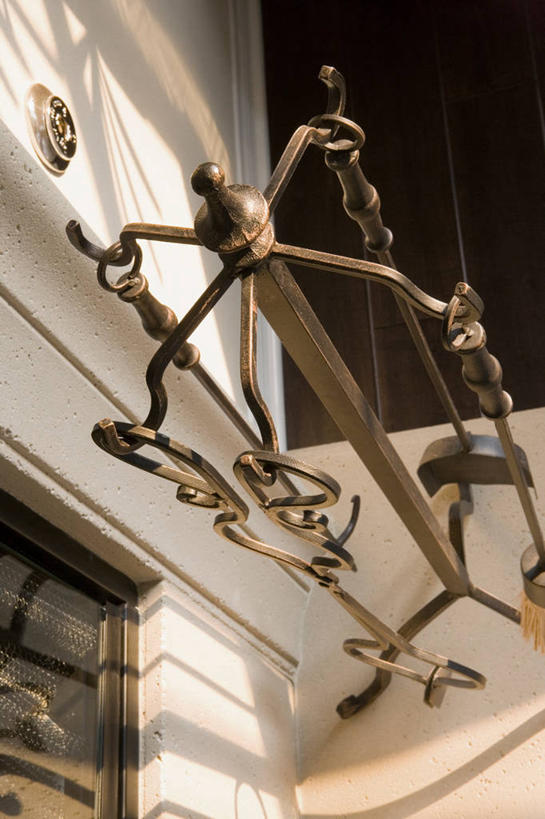 无人,竖图,俯视,室内,特写,白天,壁炉,静物,金属制品,阴影,反射,金属,影子,墙,墙壁,墙面,白色,取暖,彩图,高角度拍摄,取暖设备