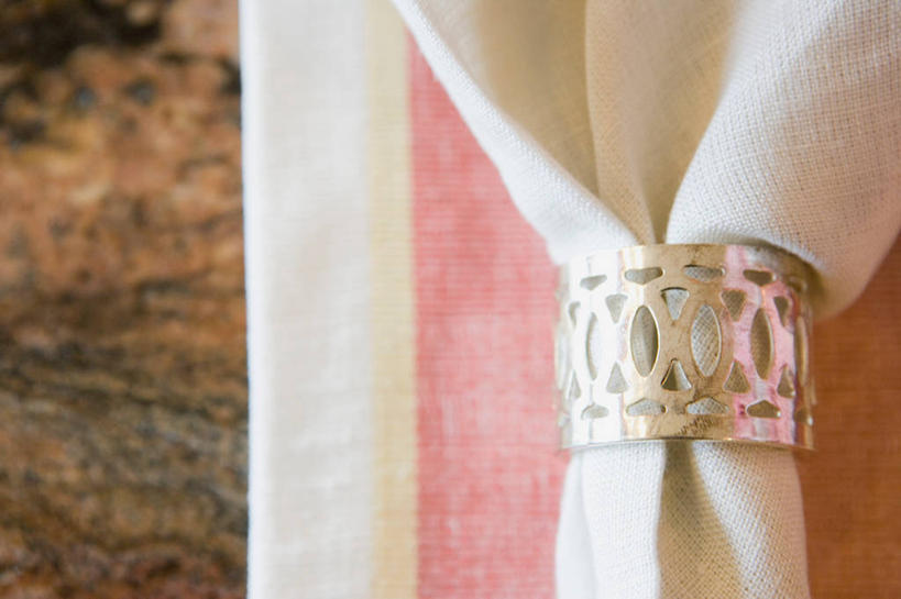 无人,横图,俯视,室内,特写,白天,餐桌,桌子,静物,阴影,反射,影子,餐巾,餐台,保洁方巾,口布,彩图,高角度拍摄