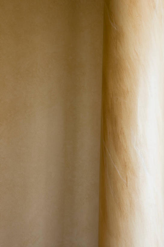 无人,竖图,室内,特写,白天,正面,静物,阴影,反射,影子,柱子,墙,墙壁,墙面,彩图