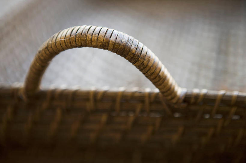 无人,交叉,横图,俯视,室内,特写,白天,竹子,静物,阴影,竹制,编织,反射,篮子,影子,一个,竹篮,单个,竹条,交织,竹制品,穿插,彩图,高角度拍摄
