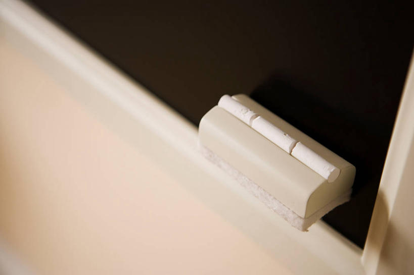 无人,横图,俯视,室内,特写,白天,静物,一排,整齐,笔,工具,排列,三个,白色,粉笔,黑板擦,学习用品,黑板,教学,文具用品,队列,耐磨,白垩,教学黑板,粉笔擦,彩图,高角度拍摄