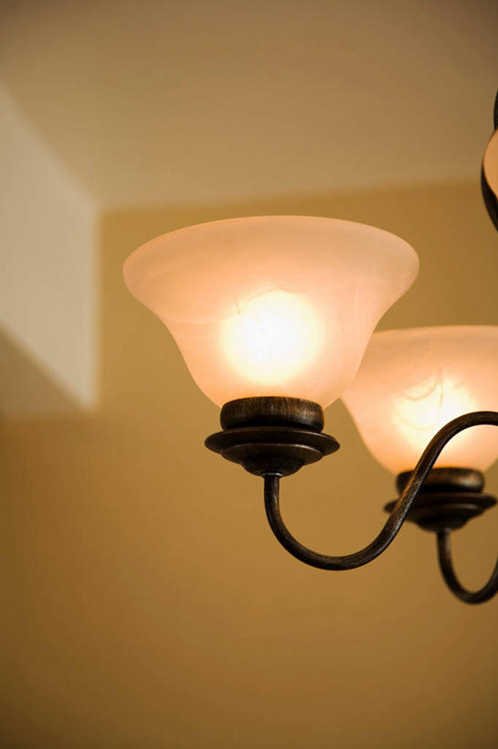 无人,竖图,室内,特写,白天,仰视,时尚,静物,照明,阴影,光线,影子,墙,灯光,水晶,吊灯,水晶灯,墙壁,墙面,灯,黄色,灯具,华丽,照亮,照明设备,高贵,水晶吊灯,水晶制品,富丽,华美,彩图,低角度拍摄,水晶石