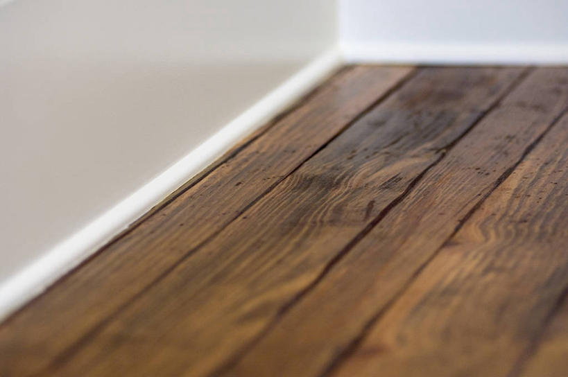 无人,横图,室内,特写,白天,正面,地板,静物,阴影,装饰,反射,影子,墙,地面,木地板,墙壁,墙面,保护,华丽,修饰,点缀,紧固,牢固,衬托,美观,雅致,雅观,踢脚板,壁脚线,踢脚线,贴脚线,彩图