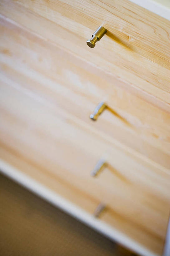 无人,竖图,俯视,室内,特写,白天,柜子,桌面,桌子,静物,抽屉,朦胧,模糊,储物柜,梳妆台,化妆台,储存,储备,蕴藏,贮备,抽斗,彩图,高角度拍摄,贮存