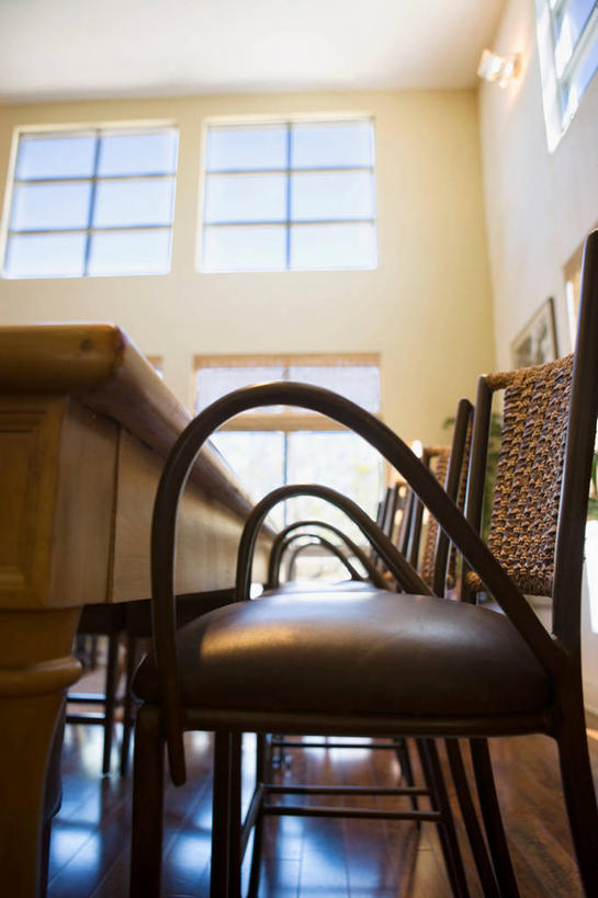 无人,酒吧,竖图,室内,白天,仰视,吧台,餐桌,窗户,桌子,椅子,阴影,反射,影子,玻璃窗,服务台,餐台,吧椅,吧台椅,酒吧椅,彩图,低角度拍摄,酒吧间,酒馆,酒吧台