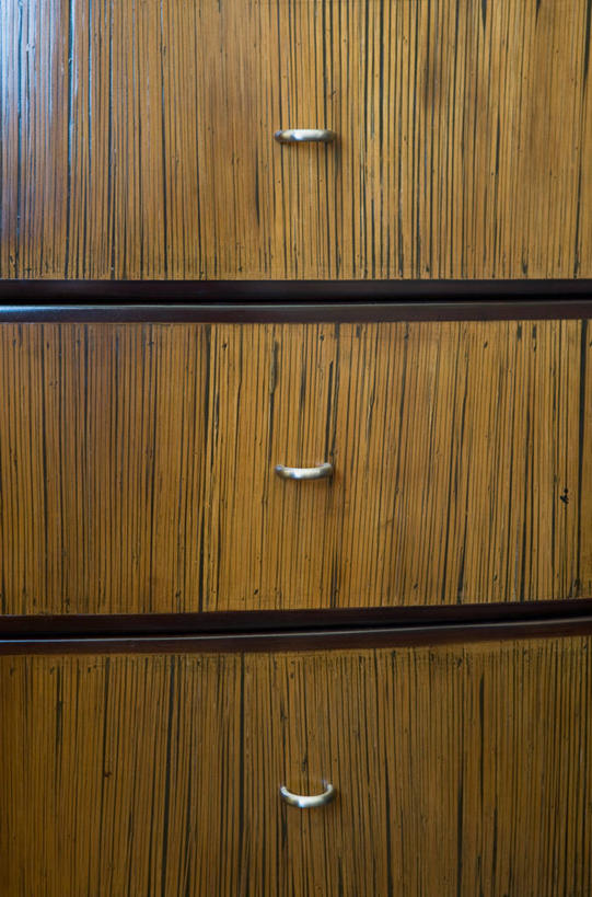 无人,竖图,室内,特写,白天,正面,桌面,桌子,静物,抽屉,木制,梳妆台,木制品,容器,化妆台,储藏,储存,抽斗,彩图,贮存