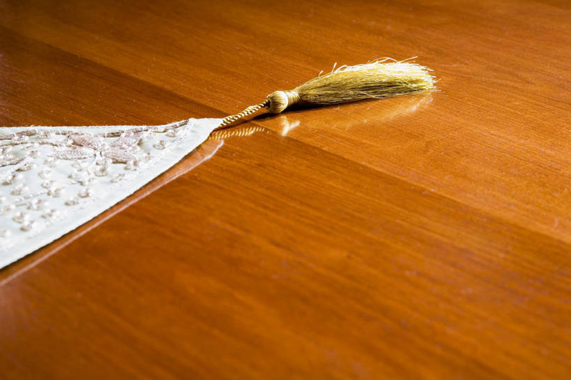 无人,横图,俯视,室内,特写,白天,桌面,桌子,静物,阴影,反射,木制,布料,影子,木桌,布纹,桌布,餐巾,木制品,台布,流苏,餐桌布,彩图,高角度拍摄,木桌子