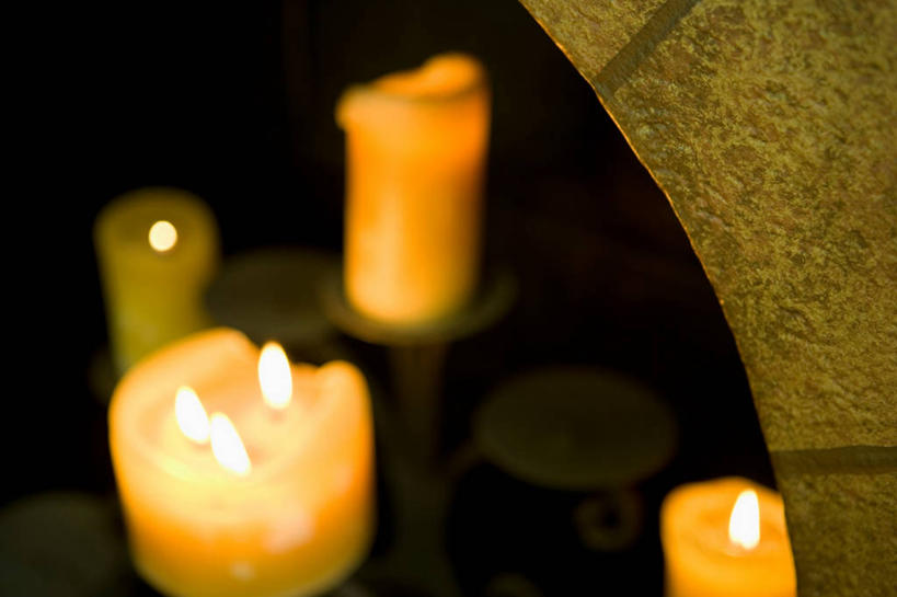 无人,横图,俯视,室内,特写,白天,壁炉,静物,蜡烛,阴影,朦胧,模糊,光线,瓷砖,地砖,火焰,影子,烛光,烛台,地面,燃烧,点燃,取暖,蜡烛架,烛架,彩图,高角度拍摄,取暖设备