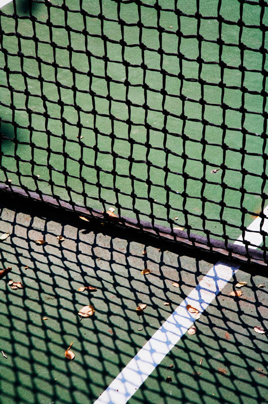 无人,竖图,俯视,室外,白天,球场,网球场,球网,分界线,场地,绿色,白色,界限,网球球网,彩图,高角度拍摄,网球场地,硬地场