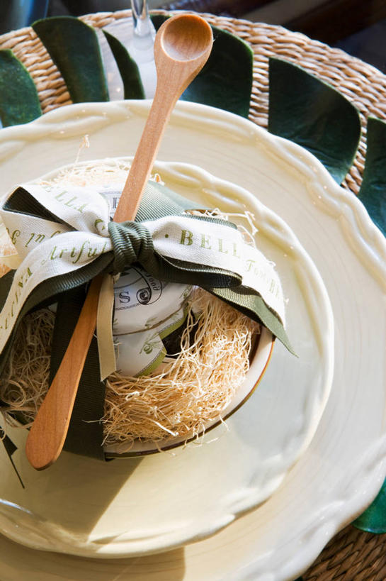 无人,竖图,俯视,室内,特写,白天,餐桌,桌子,餐具,阴影,反射,木制,碟子,盘,影子,勺子,两个,盘子,木制品,调羹,碟,汤匙,果酱,餐台,果子酱,彩图,高角度拍摄